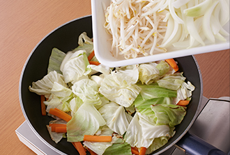 フライパンにサラダ油を強火で熱し、キャベツ、にんじんを入れて1分炒める。玉ねぎ、もやしを加えさらに1分炒め、器に盛る。