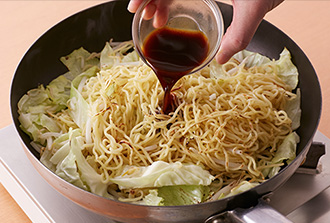 3にキャベツ、もやしを入れて強火にし、1分ほど炒めたらウスターソースを加えて炒め合わせる。仕上げに粉チーズも加えてさっと混ぜ、器に盛る。ミートソースをかけて紅しょうがを添える。