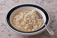 残った蒸し汁でリゾットにするとまたおいしい！〆リゾット　材料（2人分）と作り方①残りの蒸し汁に水を足して2カップ分にし、鍋に入れて中火にかける。煮立ったらご飯（１カップ）を入れる。②ときどき混ぜながら5分ほど煮て、塩で味をととのえる。