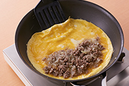 半分に折りたたむ作り方ならより簡単です。ひき肉を中央ではなく片側にのせ、卵をかぶせるようにたためばOK！フライパンにふたをして火を弱め、卵が固まるまで火を通して器に盛りましょう。