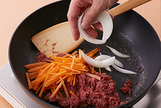 フライパンにサラダ油を中火で熱し、コンビーフを入れてほぐしながら炒める。にんじん、玉ねぎを加えて炒め、しんなりしたらキャベツを加えサッと炒める。