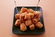 ハムをキューブ型に切って揚げると、ピンチョス風の一口おつまみに！パン粉を手でもんで細かくしてからつけると、薄づきでカリッと繊細なころもになります。