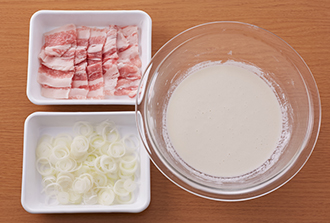 豚肉は一口大に切る。ねぎは小口切りにする。Aを混ぜ合わせ、生地を作る。