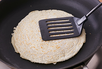 焼き色がついたら上下を返し、フライ返しで押しつけながらしっかりと焼く。同様にもう一枚焼く。皿に盛り、中濃ソースを塗って青のりを散らし、紅しょうがをのせる。