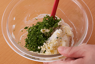 ハーブバターを作る。バターは常温でやわらかくし、にんにく、パセリ、塩、黒こしょうを加えて練り合わせる。