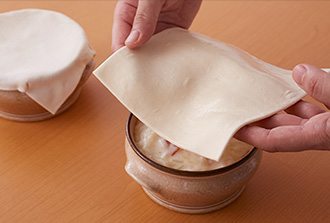 冷凍パイシートを半解凍し、耐熱の器（ココットなど）より一回り大きいサイズに切る。耐熱の器に3を等分に入れてパイシートをかぶせ、端を軽く押さえて器に貼りつける。パイに溶き卵を塗り、200度に予熱したオーブンで約10分焼く。