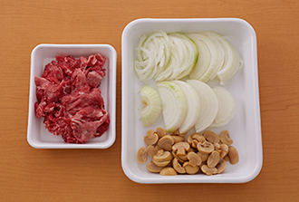 牛肉は長さ2センチに切り、Aをまぶす。玉ねぎは縦半分に切り、繊維を断つように1/2個は薄切りに、残り1/2個は幅1センチに切る。マッシュルームは汁気をきる。