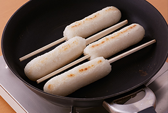 1をフライパンに並べて、転がしながら焼き目がつくまで中火で焼いて取り出す。粗熱がとれたら割り箸を抜く。