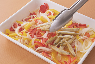 揚げ焼きにしたわかさぎの油をきり、熱いうちに1に加えて混ぜ合わせ、10分以上なじませる。