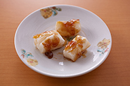 マーマレードの甘味と香りを生かした、デザート感覚のみたらし餅はいかがでしょうか？マーマレードみたらし餅　材料（2人分）と作り方：①マーマレード（大さじ1/2）、はちみつ（小さじ1）、しょうゆ（小さじ1/2）をフライパンに入れ、中火で混ぜながら1分間加熱し、みたらし風ソースを作る。②食べやすい大きさに切った餅（2個分）をオーブントースター（1000W）で焼き、①のソースをからめる。