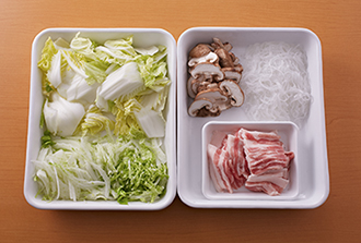 白菜は縦半分に切る。1/2量は葉と芯に切り分け、芯は食べやすい大きさのそぎ切りにし、葉は一口大に切る。残りは繊維を切るようにせん切りにする。しいたけは石づきを取って薄切りにする。春雨は表示時間通りに水で戻し、水気を切って食べやすい大きさに切る。豚肉は長さ5センチに切る。