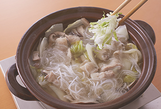 一口大に切った白菜の葉、春雨を加える。せん切りの白菜の1/2量を加えて3分ほど煮る。器にごま油、塩、煮汁を適量入れ、具をからめて食べる。途中で残りのせん切り白菜を適宜足しながら食べる。
