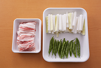 豚肉は長さ4センチに切る。大根は皮つきのまま幅1センチの棒状に切る。さやいんげんは長さを半分に切る。