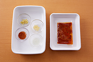 レッドカレーペーストは市販品がありますが（写真右）、身近な食材で代用ペーストを作ることができます。代用ペーストの材料と作り方（レッドカレーペースト約15g分）：しょうが・にんにく（すりおろし各小さじ1/2）、一味唐辛子（小さじ1/4）、レモン汁(小さじ1)を混ぜ合わせる。