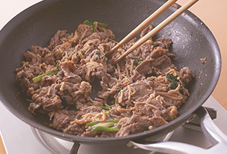 フライパンを中火で熱し、1の牛肉と野菜を入れる。強火にして全体をほぐしながら2分ほど炒める。