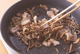 豚肉をほぐして加え、再び中火にかける。肉の色が変わったらぜんまいを入れて炒め合わせ、酒を加えて水分が飛ぶまで炒める。Bを混ぜて加え、全体にからめる。