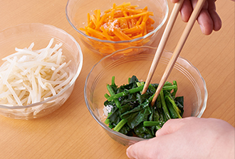 鍋に湯を沸かし、もやし、にんじん、ほうれん草の順に別々にゆでてざるに上げ湯をきる。それぞれにBを1/3量ずつまぶす。