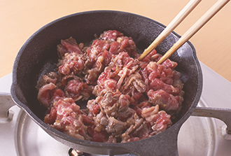 片方のスキレットを中火で熱し、牛肉を炒めて取り出す（油は入れなくてよい）。スキレットをきれいに拭いておく。