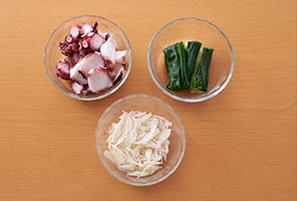 たこは食べやすい薄さに切る。わけぎは長さ3センチに切る。生らっきょうは根と頭の部分を切り落とし、斜め薄切りにする。