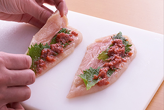 ささみに青じそ、梅肉を等分にのせ、半分に折りたたむ。
