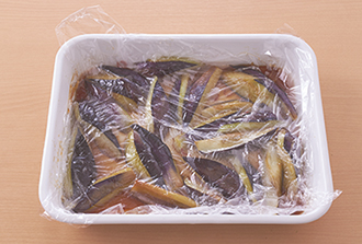 2のなすを熱いうちにAに入れてからめ、ラップを表面に密着するようにのせて5分ほどおく。器に盛り、ワンタンの皮、パクチーをのせる。