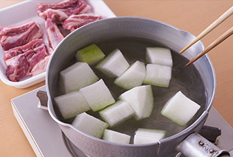 鍋に湯を沸かし、冬瓜を入れて1分ほどゆでて水にとり、粗熱がとれたら水気をきる。同じ湯にスペアリブを入れ、表面が白くなったらざるに上げ、水にさらして水気を拭く。