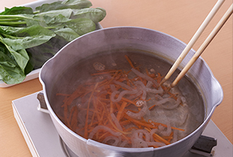 鍋に湯を沸かし、にんじん、こんにゃくを入れて約1分ゆでて取り出す。同じ湯にほうれん草を入れ、約1分ゆで、水にさらして水気をしぼり、長さを4等分に切る。