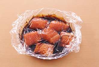 皿にAを混ぜておく。一口大に切った鮭を入れ、Aをからめる。表面にはりつけるようにラップをかけ、15分おいて味をなじませる。しし唐辛子は包丁で切り込みを入れる。