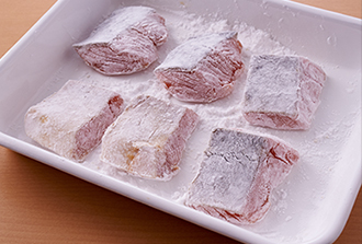 1の鮭の汁気を拭き、片栗粉をまぶし、余分な粉を落とす。しばらく置いて粉をなじませる。