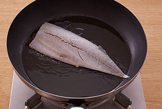 フライパンにごま油を強火で熱し、しめさばの皮目を下にして30秒ほど焼く。取り出して冷蔵庫で冷ましておく。