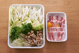 具の下ごしらえをする。白菜、香菜は食べやすい大きさに切る。ねぎは幅1センチの斜め切りにする。しめじは石づきを取って小房に分ける。豚肉は一口大に切ってバットまたはボウルに入れ、卵を割り入れて和えておく。