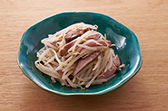チャーシューを使ってもう1品！焼き豚のもやしあえを作りましょう。材料（2人分）と作り方：①もやし（200g）はさっと洗い水気をきる。耐熱の皿に並べ、ラップをかけて電子レンジ（600w）で2分加熱する。②ごま油（小さじ1）であえ、酢（小さじ1）、塩（小さじ1/5）、こしょう（少々）を加えて味付けする。③細切りにしたチャーシュー（100g）を加え混ぜる。