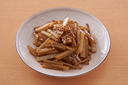 大根の皮は捨てずにきんぴらにしましょう。 大根の皮のきんぴら　材料と作り方：大根の皮（150gくらい）はせん切りにし、サラダ油（大さじ1）でしんなりするまで炒める。砂糖（小さじ1）、しょうゆ（小さじ2）の順に加えて炒め煮にし、仕上げにごま油（小さじ1/2）を加えてからめる。器に盛り、白いりごま（少々）をふる。