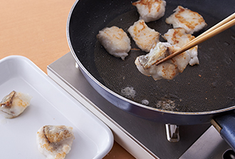 フライパンにサラダ油大さじ2を中火で熱し、タラを並べる。両面に焼き目がつくまで焼きいったん取り出す。