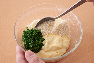 ハーブマヨネーズの材料を混ぜ合わせる。たけのこは洗って水気をしっかり拭き、幅1センチくらいのくし形切りにする。パン粉は細かくすりつぶす。