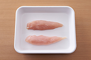 ほたるいかの代わりに、鶏ささみでも作れます。一口大のそぎ切りにしてください。