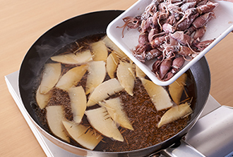フライパンに煮汁の材料としょうがを入れて中火にかけ、煮たったらたけのこ、ほたるいかを加える。ときどき混ぜながら2分ほど煮る。
