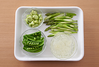 そら豆は薄皮をむく。スナップえんどうはヘタと筋を取ってさやを開く。アスパラガスは茎のかたい部分の皮をむき、幅1センチの斜め切りにする。ドレッシング用の玉ねぎはみじん切りにして水に5分ほどさらす。