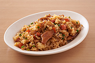 残ったスペアリブは、身をほぐして炒めご飯に！！タッカルビごはんの材料（1人分）と作り方：フライパンにサラダ油（小さじ1）を中火で熱し、骨を外し身を細かく刻んだ肉、大根、にんじんの粗みじん切り（合わせて1/2カップ）を炒める。温かいご飯（200g）を加えて炒め合わせ、塩（小さじ1/4）、黒こしょう（適量）、粉チーズ（大さじ1）を加えてしっかり炒め合わせる。万能ねぎの小口切り（大さじ1）を加えて混ぜる。