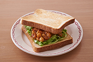 サンドイッチにするのもおすすめです。バターを塗ったトーストにのせて、細切りレタスと一緒にカレーをはさみましょう。