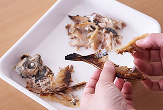 あじの干物はオーブントースター（または魚焼きグリル）で焼き（目安は10分ほど）、粗熱がとれたら骨を外して身をほぐす。