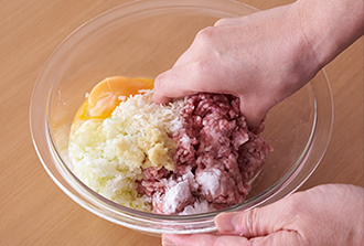 ボウルにひき肉とAを入れ、粘りが出るまでよく練る。4等分にして丸め、肉団子を作る。