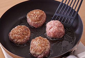 フライパンにごま油を中火で熱し、2を並べる。強めの中火で1分焼き、上下を返してさらに1分焼く。