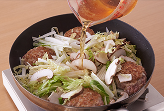 白菜、しいたけ、Bを加え、かるく混ぜる。ふたをして、弱めの中火で5分ほど蒸し煮にし、上下を返してさらに5分ほど煮る。