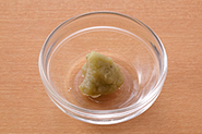 アボカドソースにわさびを入れると、より大人向けでお酒に合う味わいになります。材料の調味料に好みの量を加えればOKです。