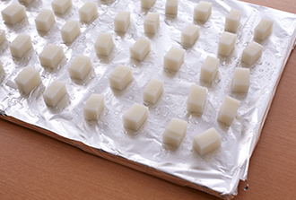 餅は1cm角くらいに切る。オーブントースターの網（または天板）にアルミ箔を敷いてサラダ油を塗り、間隔を空けて餅を並べる。軽く焼き色がつくまでオーブントースターで5分ほど焼く。