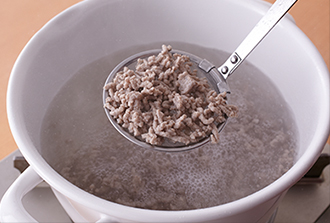 鍋に湯を沸かし、ひき肉を入れてほぐしながらゆでる。肉の色が変わったら揚げ網やざるなどで取り出して湯をきる。玉ねぎは薄切り、香菜はざく切りにする。プチトマトは縦4等分に切り、サニーレタスは一口大にちぎる。