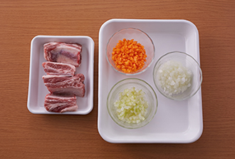 スペアリブに塩をもみ込んで下味をつける。玉ねぎ、にんじん、セロリは粗みじん切りにする。