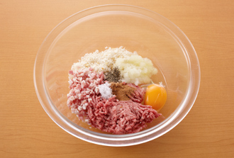 玉ねぎはすりおろし、ベーコンはみじん切りにしてボウルに入れる。ひき肉、Aを加えて粘りが出るまでよく練り、2等分にして小判型にととのえる。つけ合わせのじゃがいもは皮つきのままラップに包んで電子レンジ（600W）で4分加熱。ブロッコリーは小房に分けて耐熱皿にのせて塩をまぶし、ラップをかけて電子レンジで3分加熱する。
