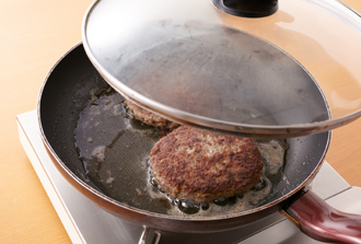 フライパンにサラダ油を中火で熱し、ハンバーグを並べ入れる。焼き色がついたらひっくり返し、ふたをして弱火にし、5分ほど蒸し焼きにしていったん取り出す。